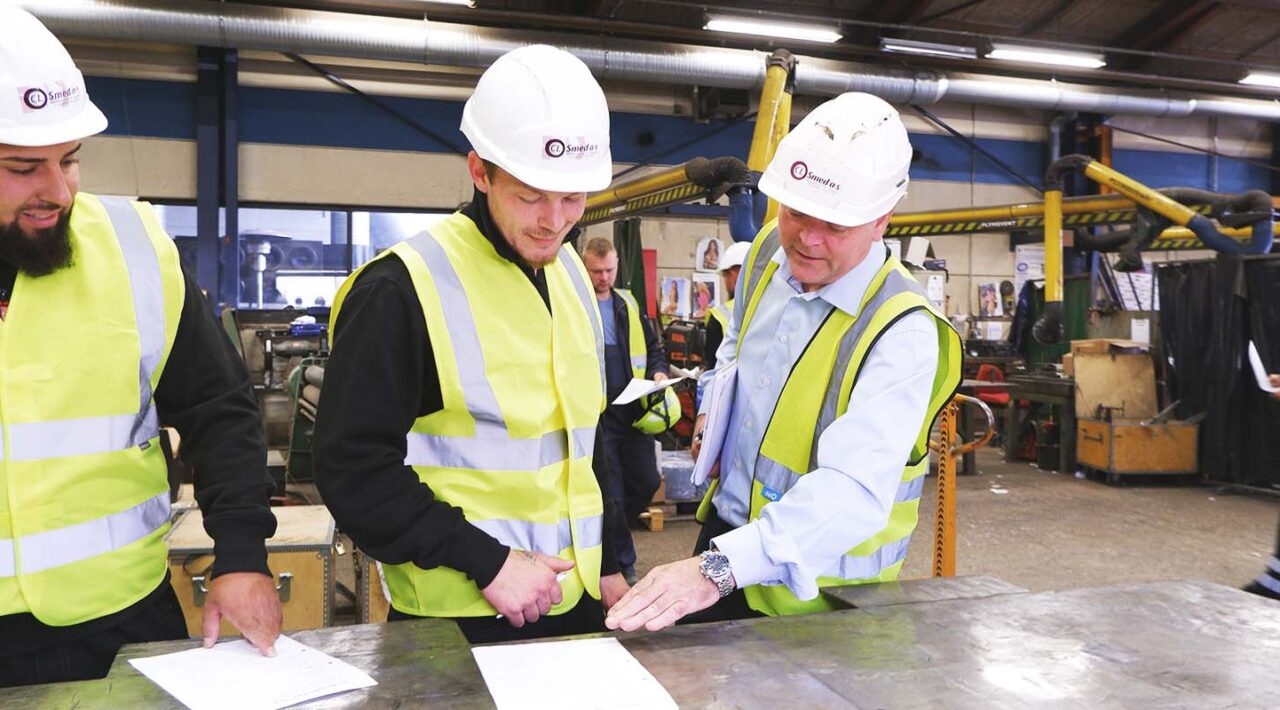 medarbejdere fra CL Smed læser entrepriseplan