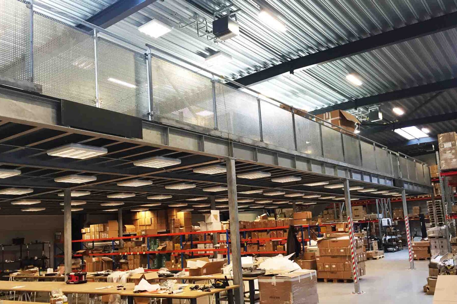 Billede af indskudt dæk i lagerhal